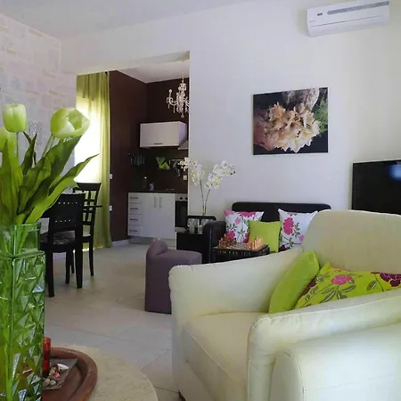 In With Garden Villa *